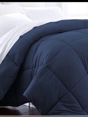 NWT Beckham Hotel Collection Full/Queen Down Alternative Comforter Navy